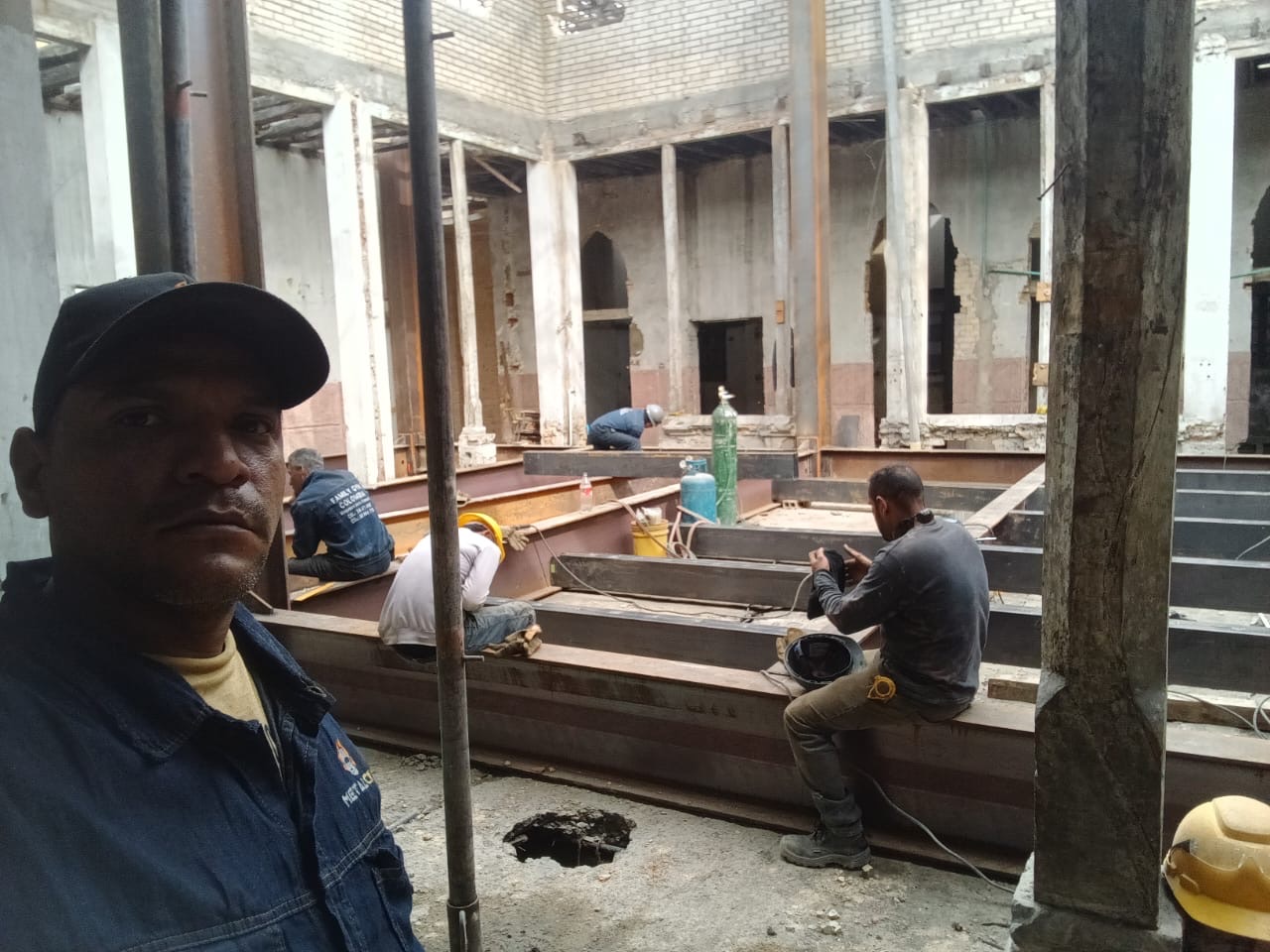 Equipo de trabajo Metalcron - soldadores profesionales en obra de estructuras metálicas Bogotá