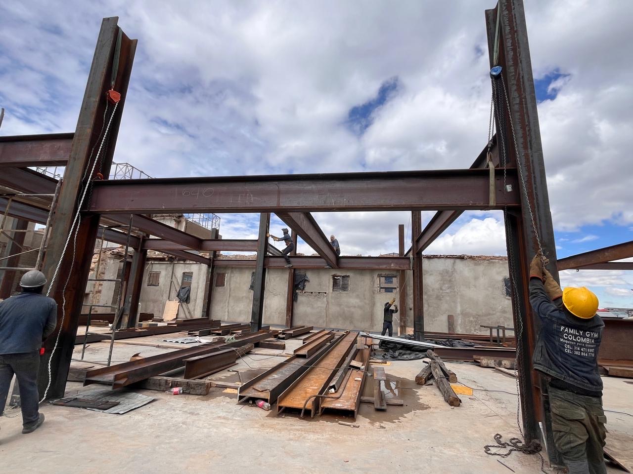 Metalcron estructura de columnas y vigas metálicas en construcción Bogotá