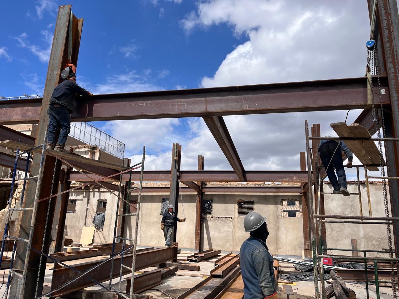 Metalcron montaje de vigas metálicas con obreros y andamios en Bogotá