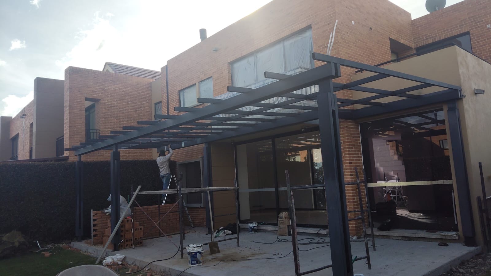 Metalcron pérgola metálica para vivienda residencial en Bogotá