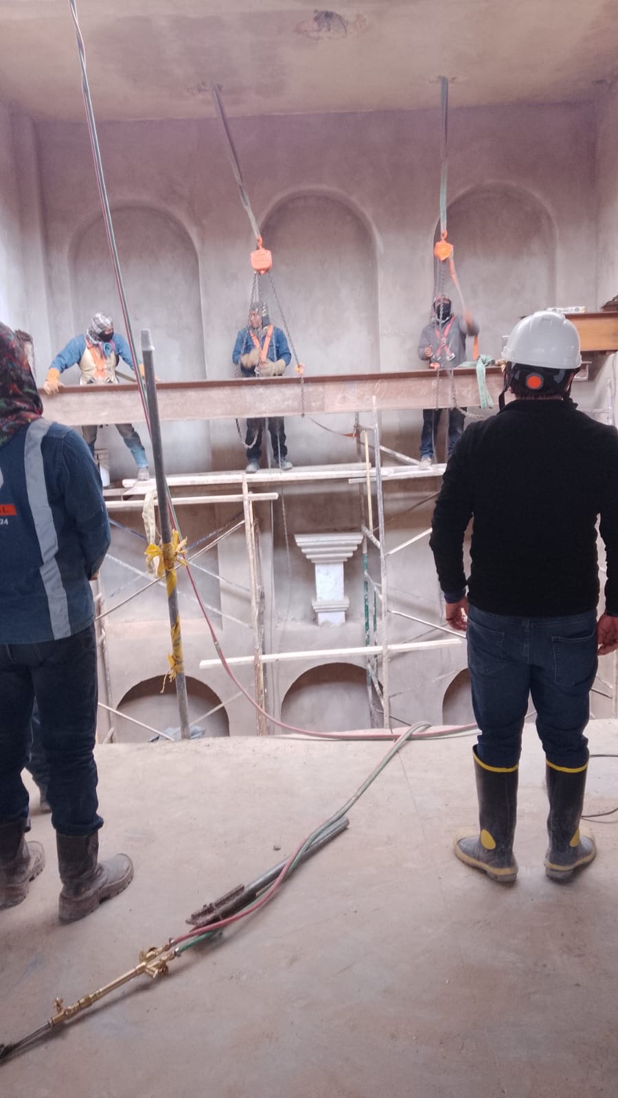 Equipo Metalcron realizando izaje de vigas metálicas con andamios