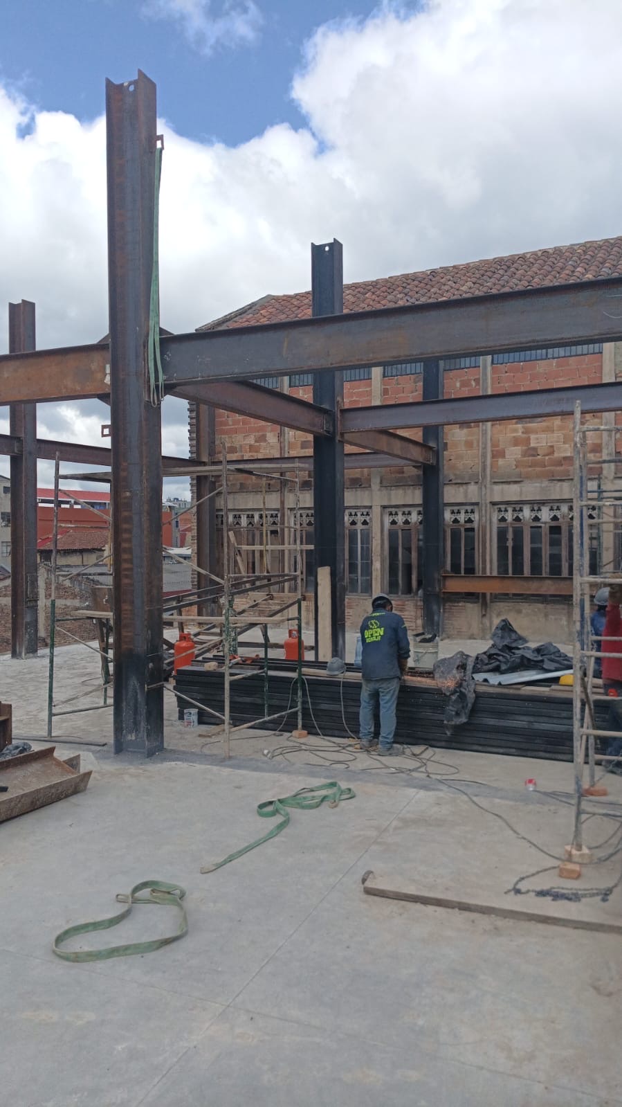 Metalcron montaje de columnas y vigas de estructura metálica en Bogotá