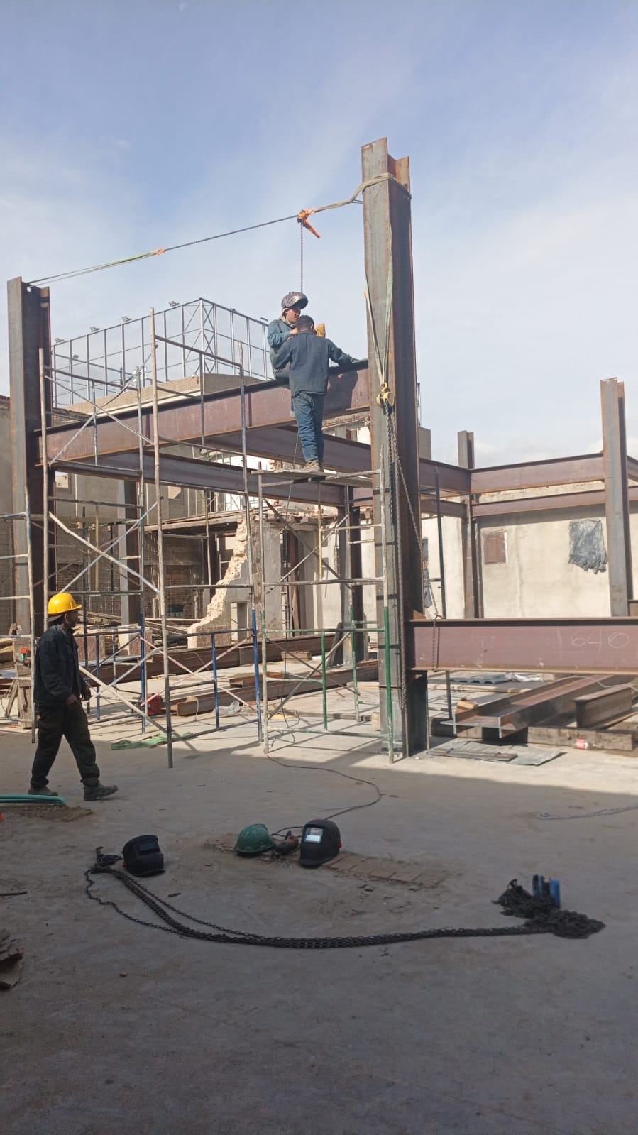 Metalcron montaje de estructura metálica con andamios en construcción Bogotá