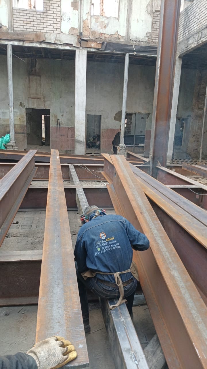 Soldador Metalcron trabajando en vigas metálicas en obra de Bogotá